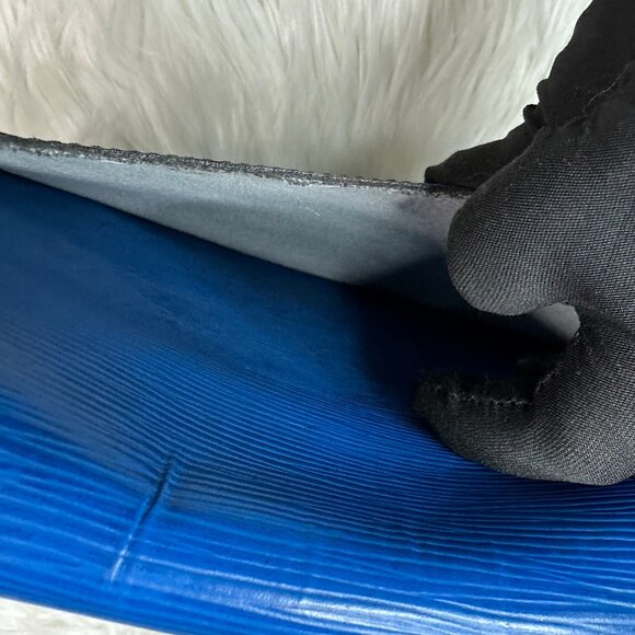 ❌SOLD❌ Authentic Louis Vuitton Saint Cloud GM Epi Leather Crossbody Shoulder Bag - Picture 16 of 17